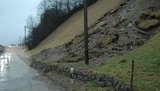 Die Hauptstrasse zwischen Reichenbach und Wengi bei Frutigen im Berner Oberland ist nur teilweise geöffnet wegen einem grossen Erdrutsch. (Bild: Heinz Schürch)