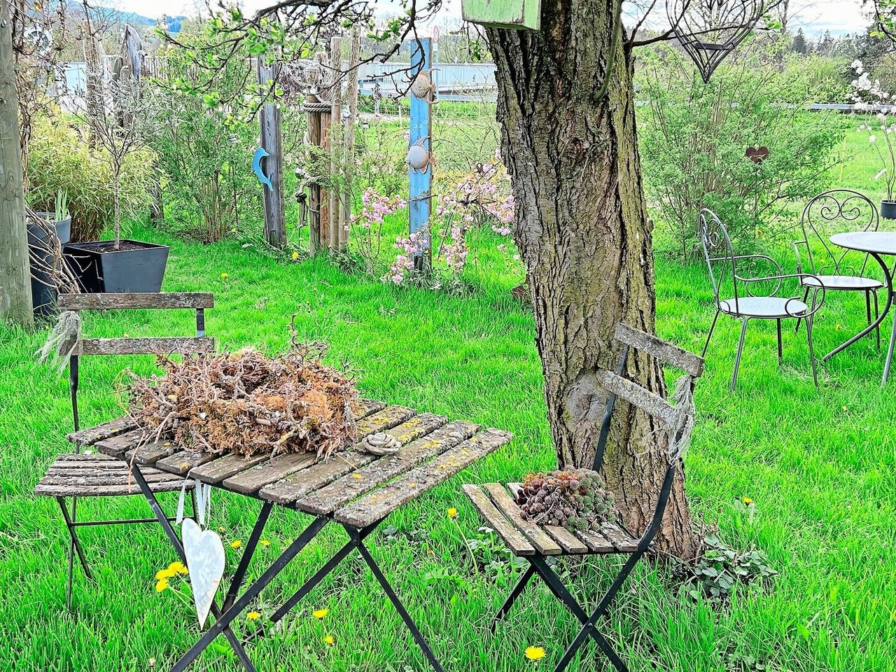Manuela Manser Iiebt es, im Garten zu arbeiten. Dort finden sich neben einem Pavillon und einem Teich auch verschiedene romantische Sitzplätzchen.