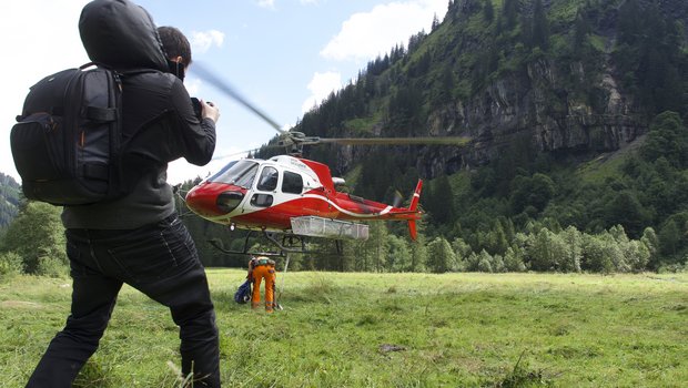 Das Team der BauernZeitung begleitet einen Contadino - Einsatz von Swiss Helicopter. (Bild Lisa McKenna) 