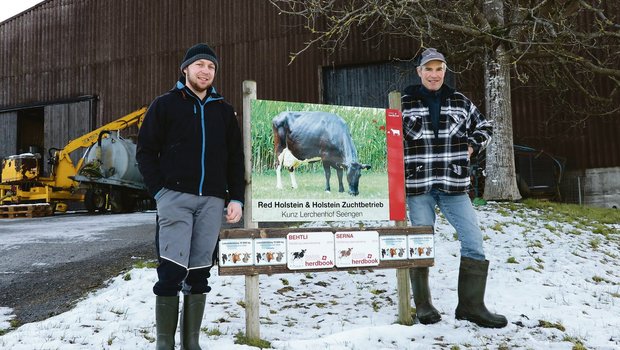 Roman (links) und Hans Kunz gehören zu den Züchtern, die für Kühe mit hoher Lebensleistung ausgezeichnet werden. (Bild Ruth Aerni)