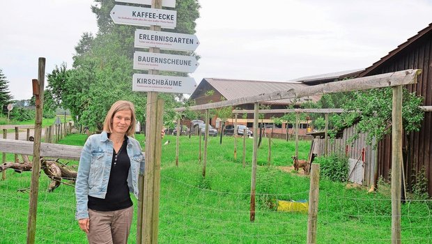 Caroline Barth lebt und arbeitet in einer Generationengemeinschaft in Altnau am Bodensee. Der Hof produziert Äpfel und ist für Ferienaufenthalte und Anlässe beliebt. 