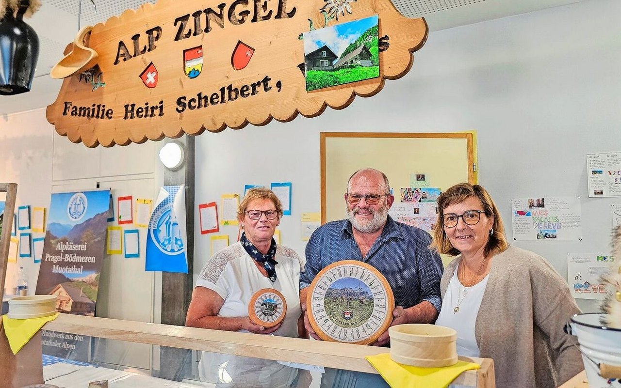 Agnes und Heiri Schelbert mit Helferin Monika Stadelmann (r.) verkauften reichlich Alp- und Geisskäse.