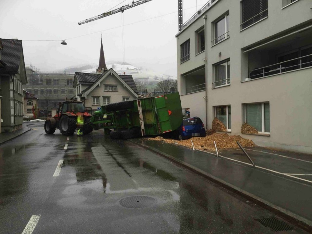 SG: Anhänger Mit Holzschnitzel Gekippt - Bauernzeitung.ch | BauernZeitung