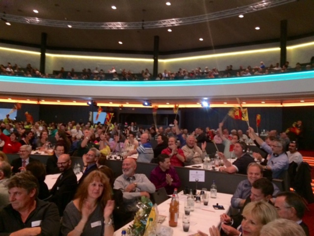 Das Publikum im vollen Kursaal ist gespickt mit Fans der nominierten Projekte. (Bild Adrian Krebs)