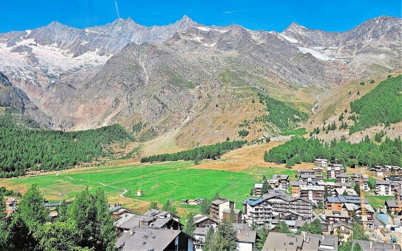 Südwestlich von Saas-Fee, unterhalb der imposanten Viertausender Dom und Täschhorn, befindet sich der grösste Teil der Betriebsflächen.