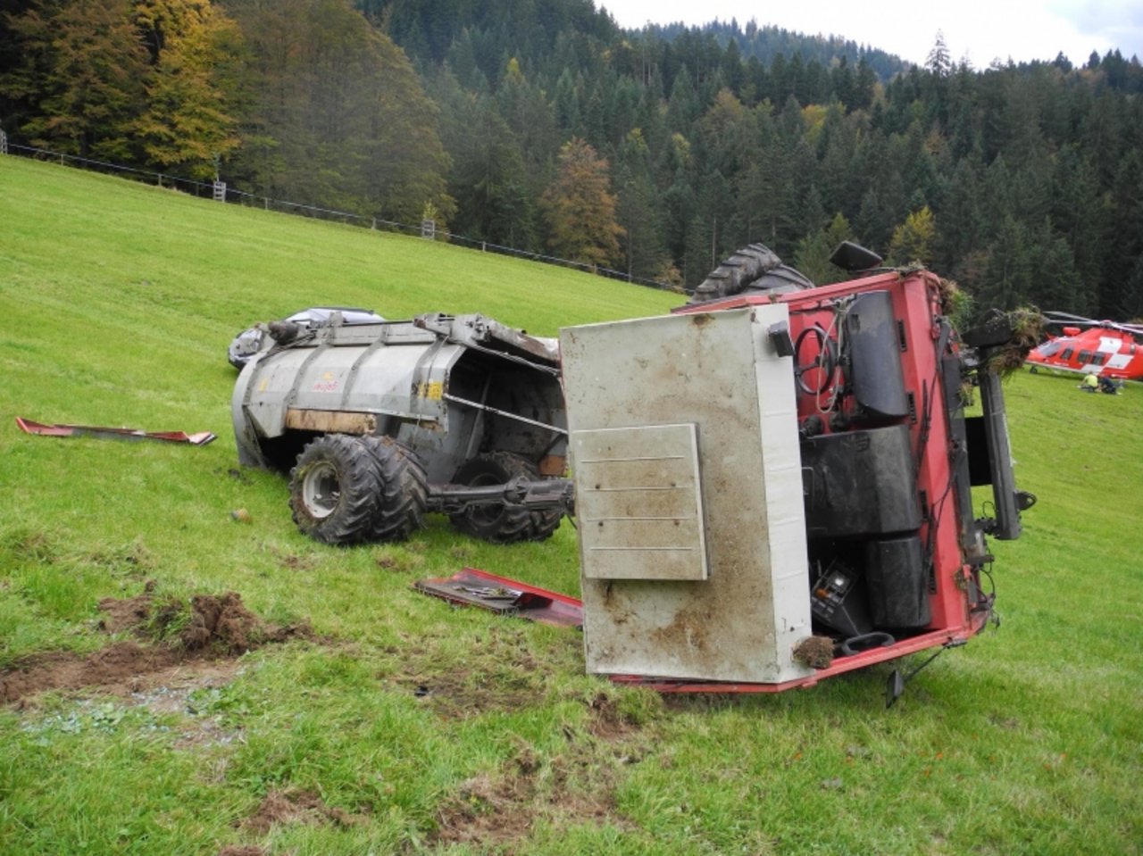 Der Unfall geschah in steilem Gelände. (Bild Kapo SZ)