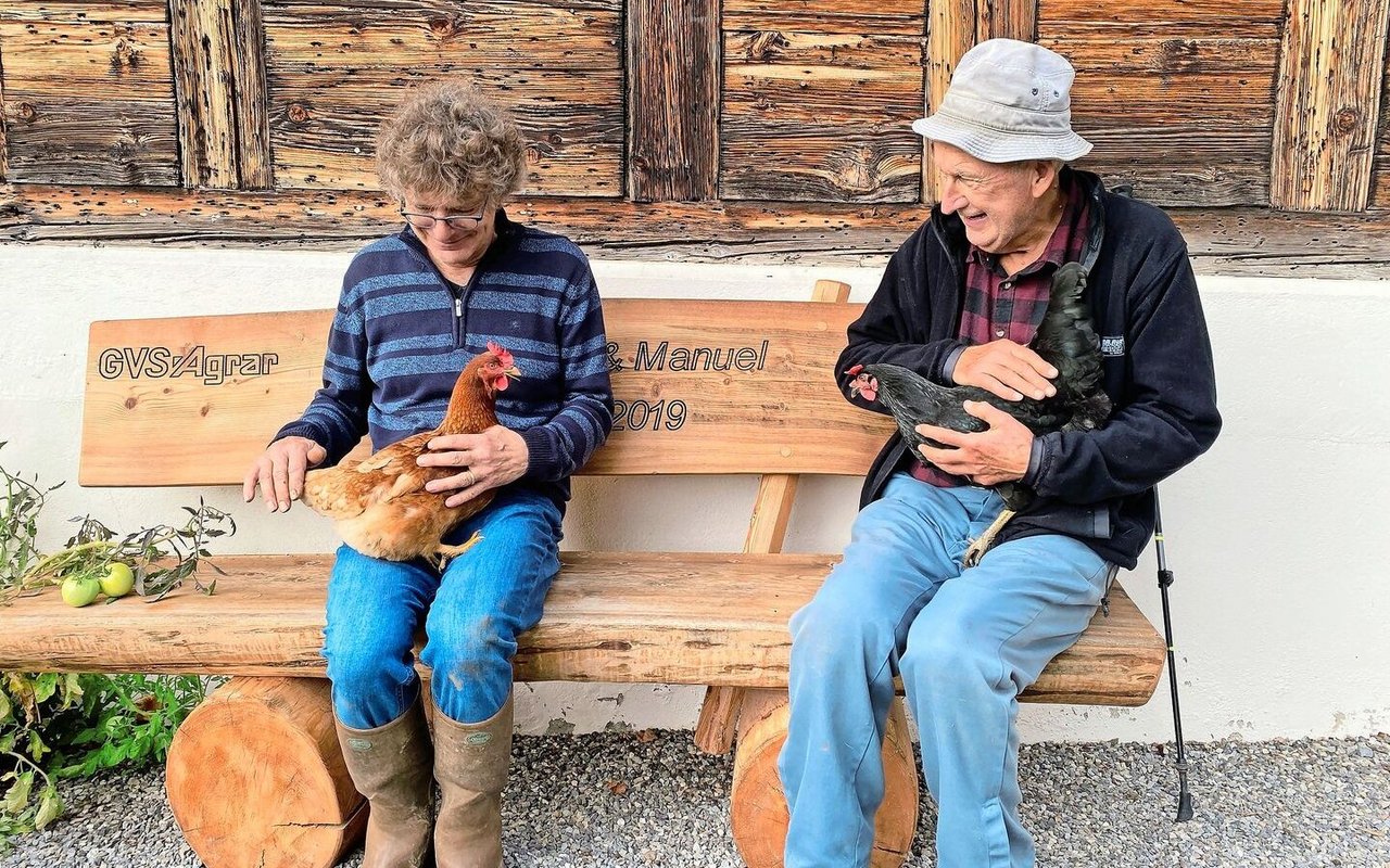 Das erste Mal im Leben ein Huhn in den Händen halten: In Kleingruppen können die betreuten Personen auf dem Hof neue Erfahrungen machen.