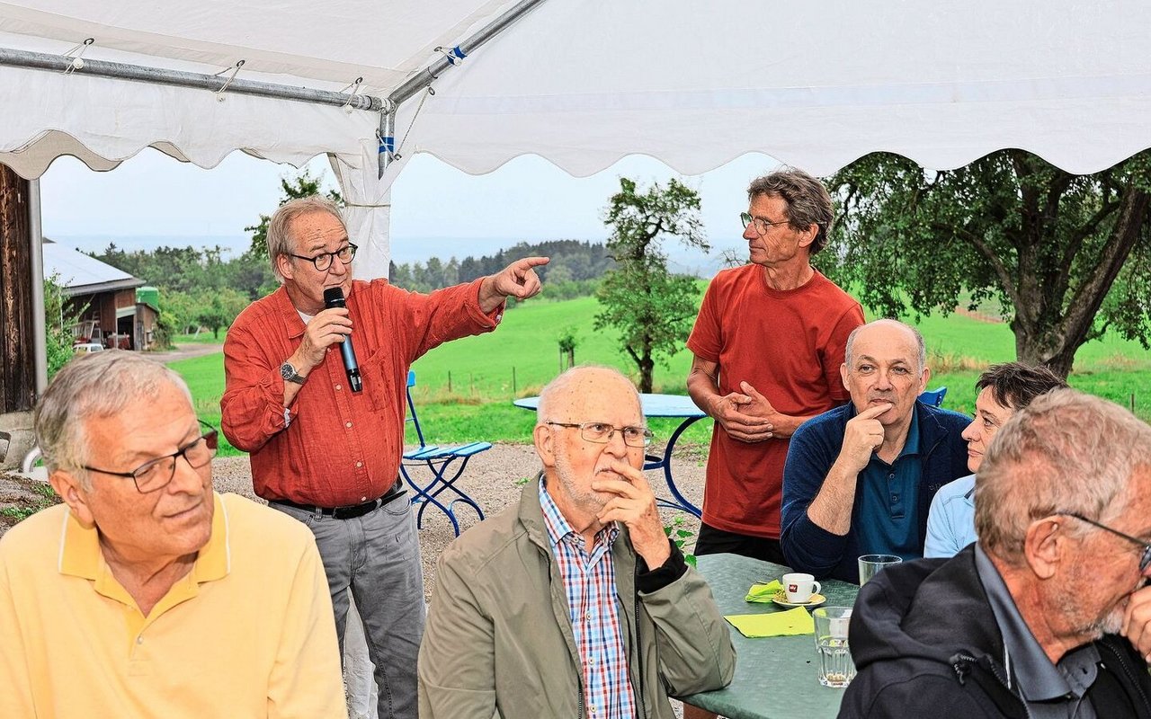 Sie leiten den Gemeinschaftshof Gabris: Reginald Langford (links, stehend, mit rotem Hemd und Mikrofon) sowie Karl Heuberger (rechts, stehend, mit rotem T-Shirt).