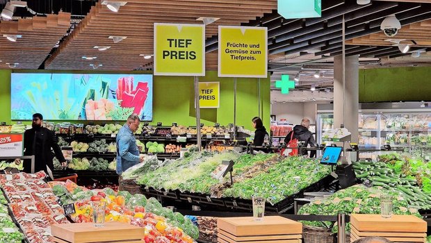 Schwarz und gelb wird die Tiefpreisstrategie der Migros im Laden gut sichtbar gemacht. Am Montag wurden die Medien in der Filiale des Hauptsitzes in Zürich über die Veränderungen informiert. 