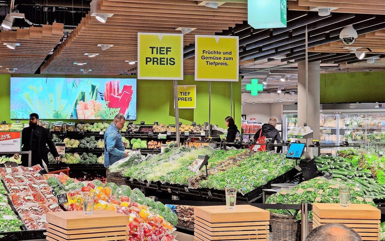 Schwarz und gelb wird die Tiefpreisstrategie der Migros im Laden gut sichtbar gemacht. Am Montag wurden die Medien in der Filiale des Hauptsitzes in Zürich über die Veränderungen informiert. 