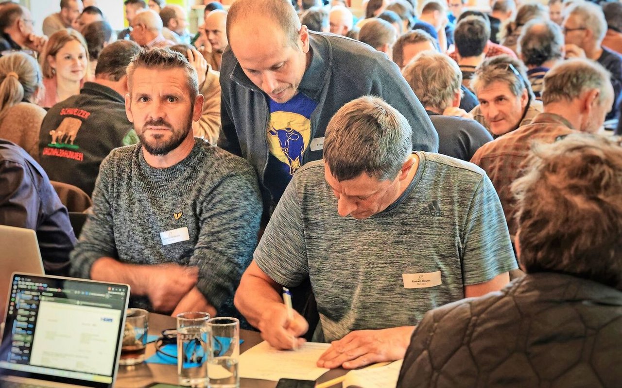 Reicht spontan einen Antrag ein: Romain Beuret von Bio Jura (mit Blatt und Stift), hinter ihm steht François Devenoge von Bio Vaud, links im Bild Bertrand Wüthrich von Bio Jura.