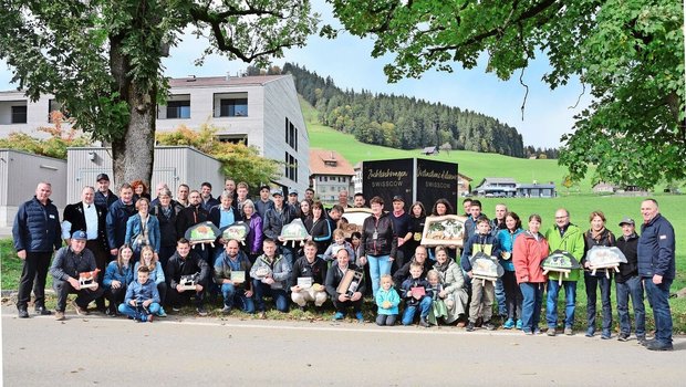 Die geehrten Züchterinnen und Züchter mit Swissherdbook-Präsident Markus Gerber (r.) und Direktor Michel Geinoz (l.) sowie Stefan Schumacher (2. v. l.), dem OK-Präsidenten des Anlasses.