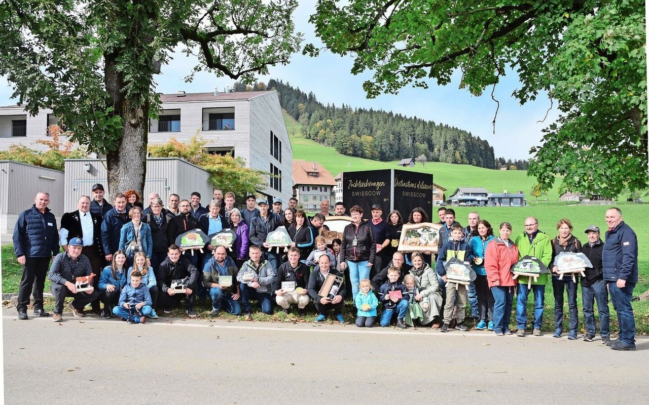 Die geehrten Züchterinnen und Züchter mit Swissherdbook-Präsident Markus Gerber (r.) und Direktor Michel Geinoz (l.) sowie Stefan Schumacher (2. v. l.), dem OK-Präsidenten des Anlasses.