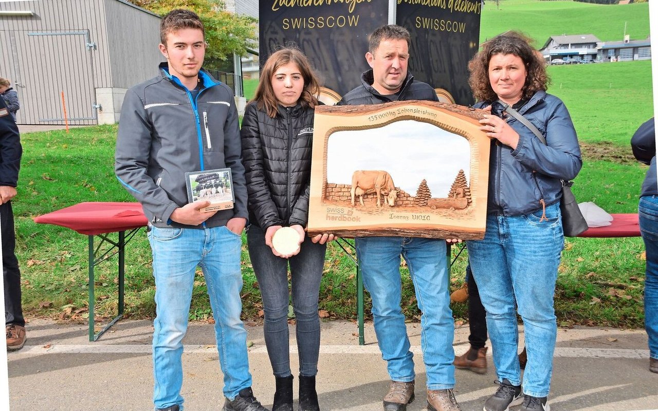 Familie Marcel und Manuela Hirschi aus Rüeschegg Gambach BE wurde für ihre Simmentalerkuh Lorenz Viola, die mehr als 135 000 kg Milch leistete, mit einem schönen Geschenk geehrt.