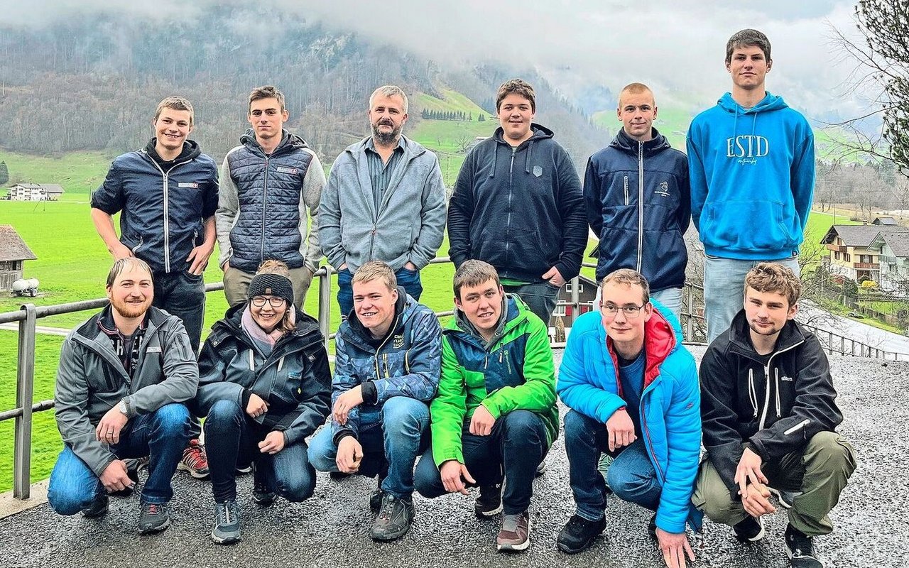 Die zwölf Absolventen der Ausbildung zum Agrarpraktiker EBA in Giswil. 