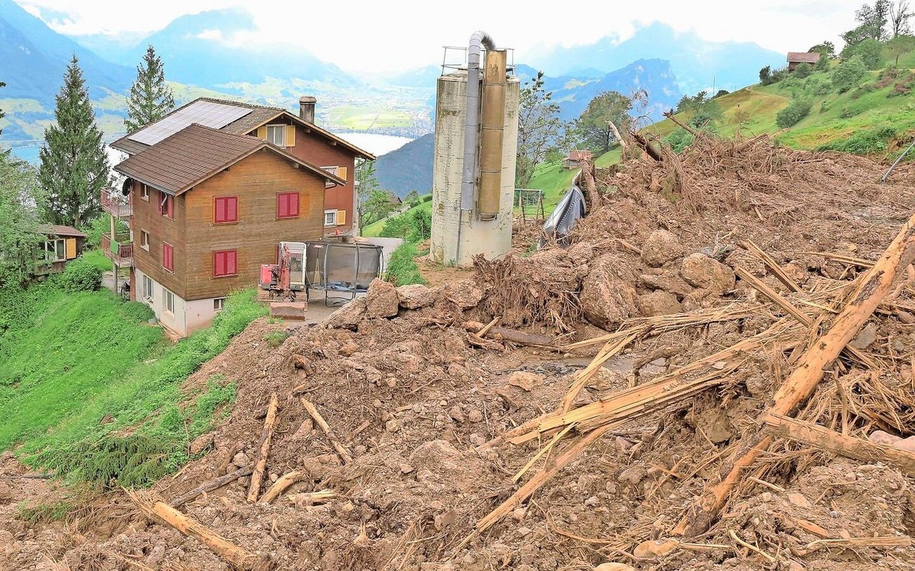 Das war knapp: Während das Güllesilo vom Rutschmaterial zerdrückt wurde, steht das Futtersilo immer noch. Wie durch ein Wunder blieb auch das Wohnhaus auf dem Betrieb Oberberg unbeschädigt.