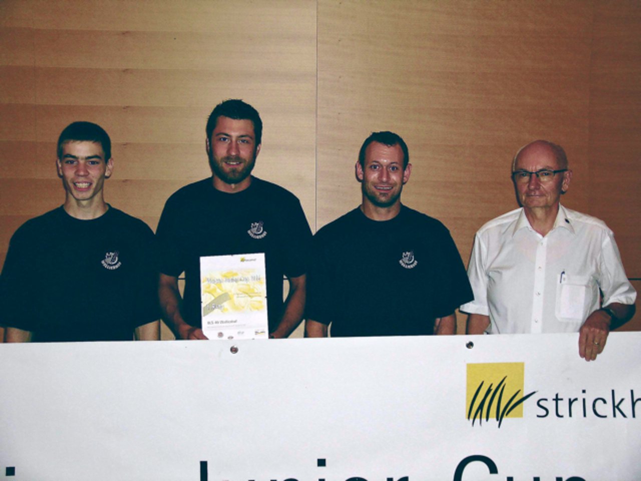 Philipp Kapp, Benjamin Reber, Benjamin Mayer und Gratulant Werner Zbinden von der IP-Suisse (v. l. n. r.): Das Team der Betriebsleiterschule Wallierhof SO gewann vor der Fachschule Haldensleben (D) und den Betriebsleiter-Schülern der Liebegg AG. (Bild Isabelle Schwander)