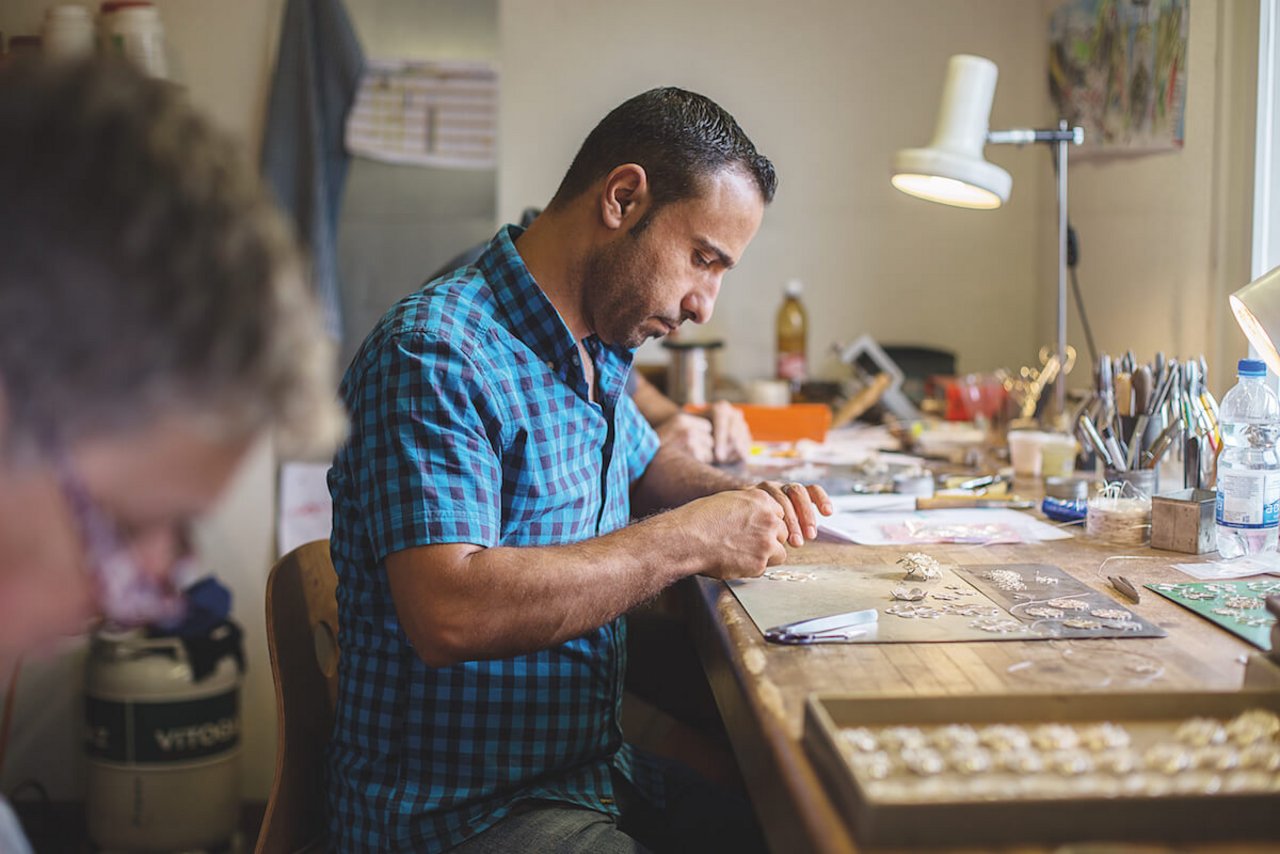 Milad Kourie ist einer der wenigen Filigranisten, der das alte Handwerk in der Schweiz noch erlernen kann. (Foto: Pia Neuenschwander)