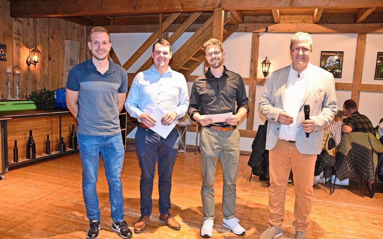 Mathias Grünig (r.) übergab den drei Bestplatzierten den Agrisano-Spezialpreis (v. r. n. l.): 1. Rang: Enrico Brechbühl, Diessbach b. Büren (Note 5,58); 2. Rang: Adrian Held, Schwanden im Emmental (5,53); 3. Rang: Matthias Baumann, Lotzwil (5,52). 