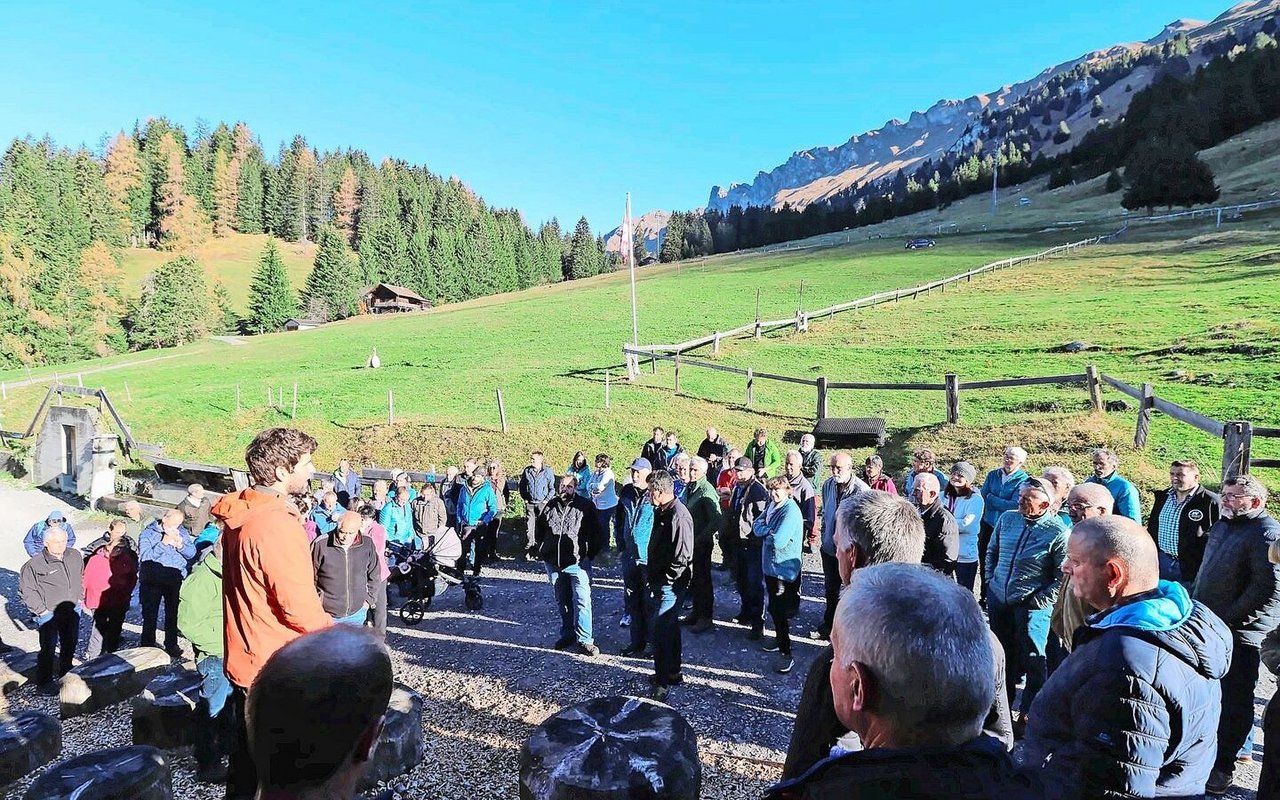 Über 100 Älplerinnen und Älpler versammelten sich in Parpan und hörten Gian Hitz bei der Vorstellung der Alpsennerei Parpan zu.