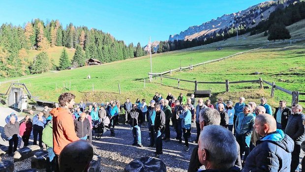 Über 100 Älplerinnen und Älpler versammelten sich in Parpan und hörten Gian Hitz bei der Vorstellung der Alpsennerei Parpan zu.