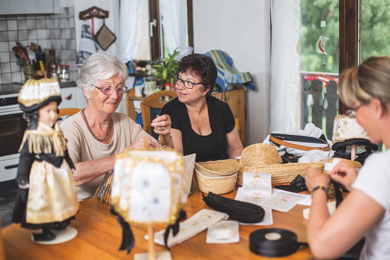 Die Gruppe kennt alle Arbeitsschritte, die es für einen Walliser Trachtenhut braucht. Von links: Maria Borter, Brigitte Steiner und Pascale Haefliger. (Foto: Pia Neuenschwander)