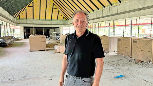 Der neue Speisesaal am Plantahof ist noch in Bau. Peter Küchler führt durch die Halle und freut sich auf die Fertigstellung. Die erfolgt nach seiner Pensionierung im März 2025. 