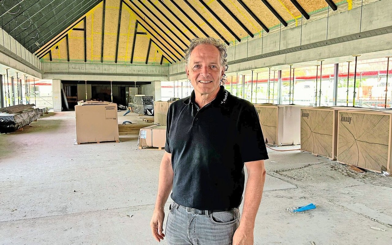 Der neue Speisesaal am Plantahof ist noch in Bau. Peter Küchler führt durch die Halle und freut sich auf die Fertigstellung. Die erfolgt nach seiner Pensionierung im März 2025. 