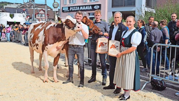 Schöneutersiegerin und Vize-Miss-Wega Kaja von Familie Huggel (links) und Miss Wega 2024 Nelke von der BG Ruch-Bachmann zusammen mit TMP-Geschäftsführer Jürg Fatzer und Ehrendame Beata Schönenberger.