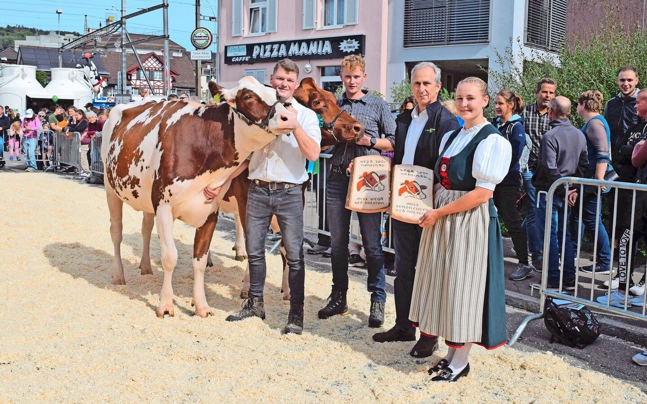 Schöneutersiegerin und Vize-Miss-Wega Kaja von Familie Huggel (links) und Miss Wega 2024 Nelke von der BG Ruch-Bachmann zusammen mit TMP-Geschäftsführer Jürg Fatzer und Ehrendame Beata Schönenberger.