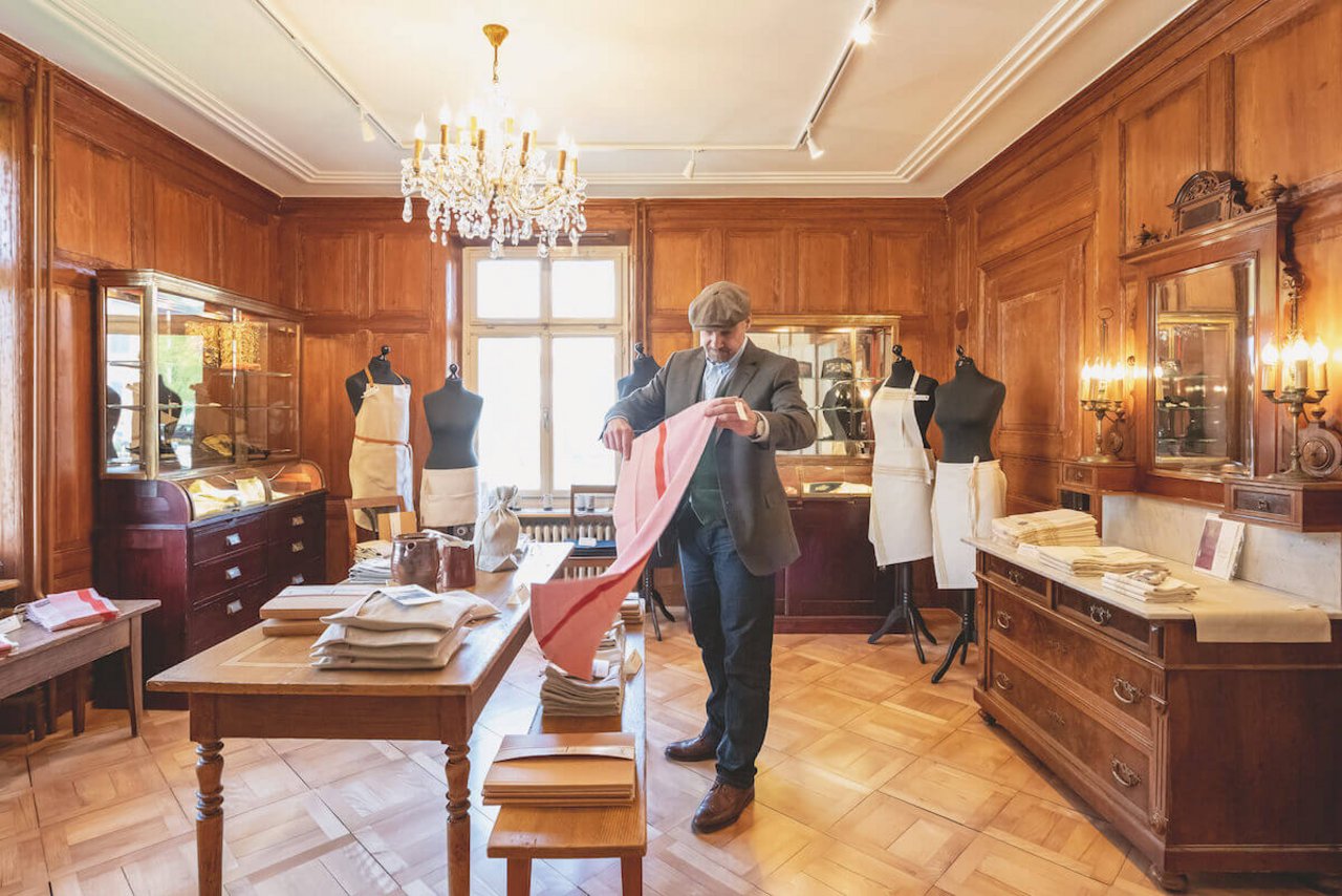 Der Laden des Heimatwerks Zürcher Oberland. «Das Zeitlose und die Wertigkeit unserer Arbeit faszinieren», sagt Geschäftsführer Markus Dobrew. «Wir haben fast jede Woche eine Führung.» (Foto: Marion Nitsch)