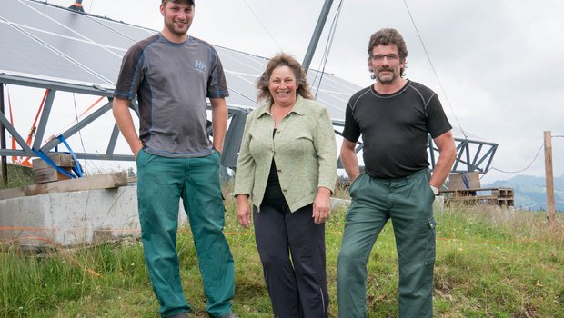 Martin, Bernhard und Marianna Aeschlimann arbeiten seit diesem Jahr auf ihrer Alp mit eigenem Solarstrom, der in einer mobilen Salzbatterie gespeichert wird. (Bild David Eppenberger)