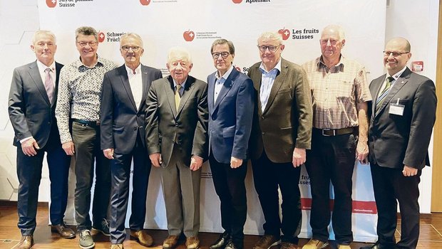 Gruppenbild mit Ehrenmitgliedern (v. l.): SOV-Präsident Jürg Hess, Edi Huber, Bruno Jud, Hans-Ueli Daepp, Bruno Pezzatti, Ernst Möhl, Benno Huber und Direktor Jimmy Mariéthoz.