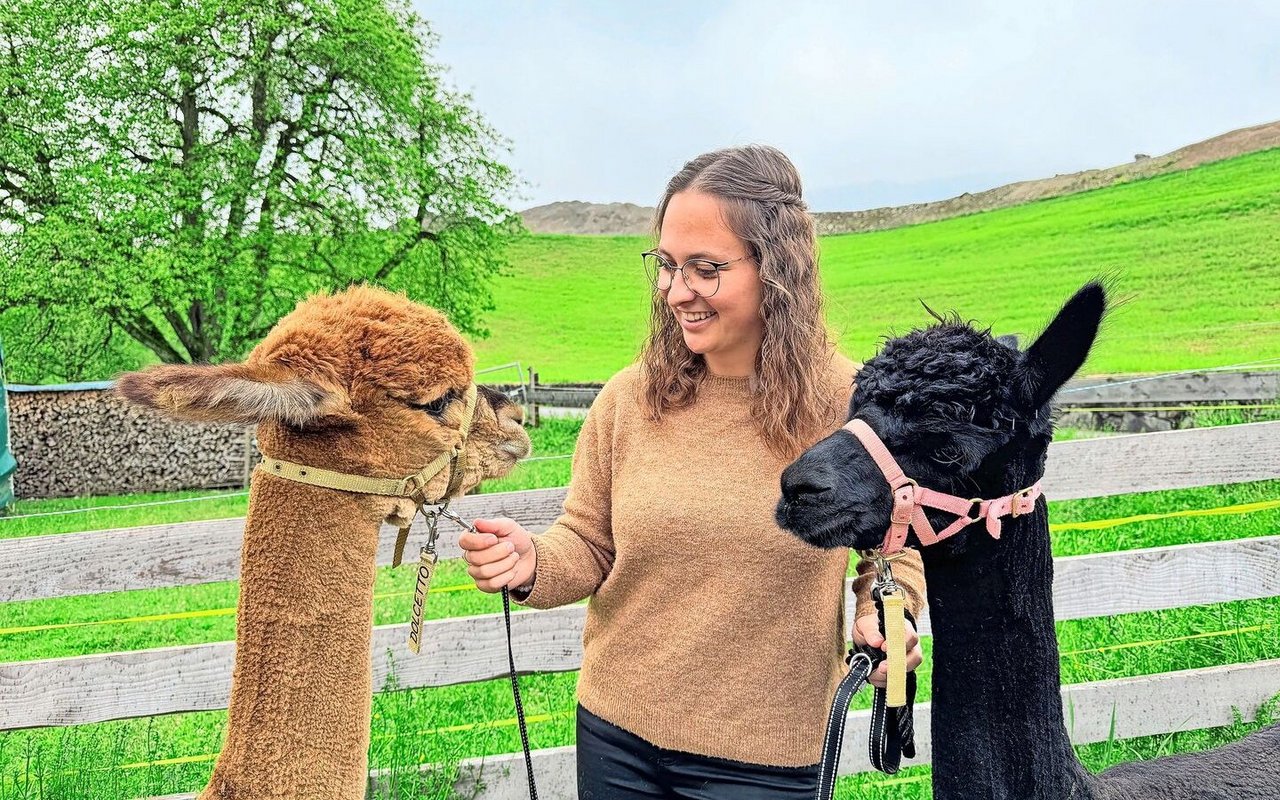 Sara Flühler und zwei ihrer Alpakahengste: Dolcetto (l.) und Blacky. Sie hat sich in den letzten neun Jahren viel Fach- und Praxiswissen rund um die Tiere angeeignet.