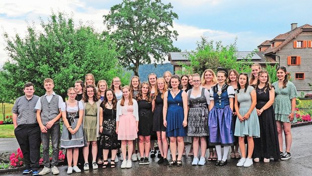 Geschafft: Die Absolventinnen und Absolventen feierten am Mittwoch im Hirschpark, Littau.