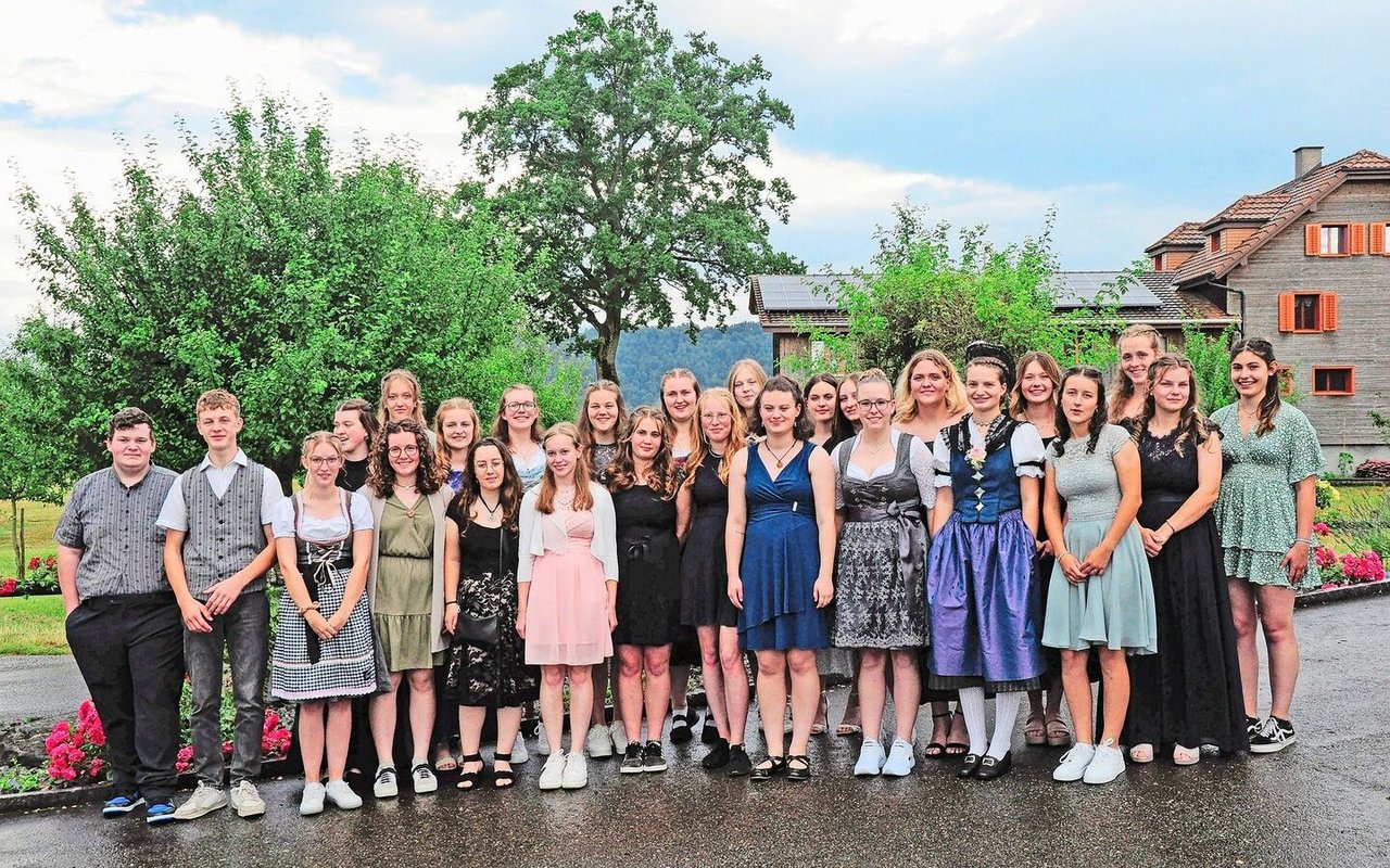 Geschafft: Die Absolventinnen und Absolventen feierten am Mittwoch im Hirschpark, Littau.