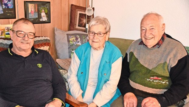 Der ehemalige Betriebshelfer Alfred Lehmann mit Erna und Hans Bürki-Schüpbach im Stöckli in Obergoldbach BE (v. l. n. r.).