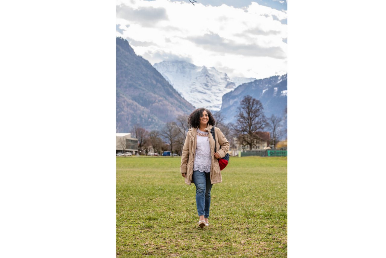 Elizabeth Rosario Rivas ist in der Karibik aufgewachsen. Doch sie liebt die Natur des Berner Oberlandes. (Foto: Pia Neuenschwander)