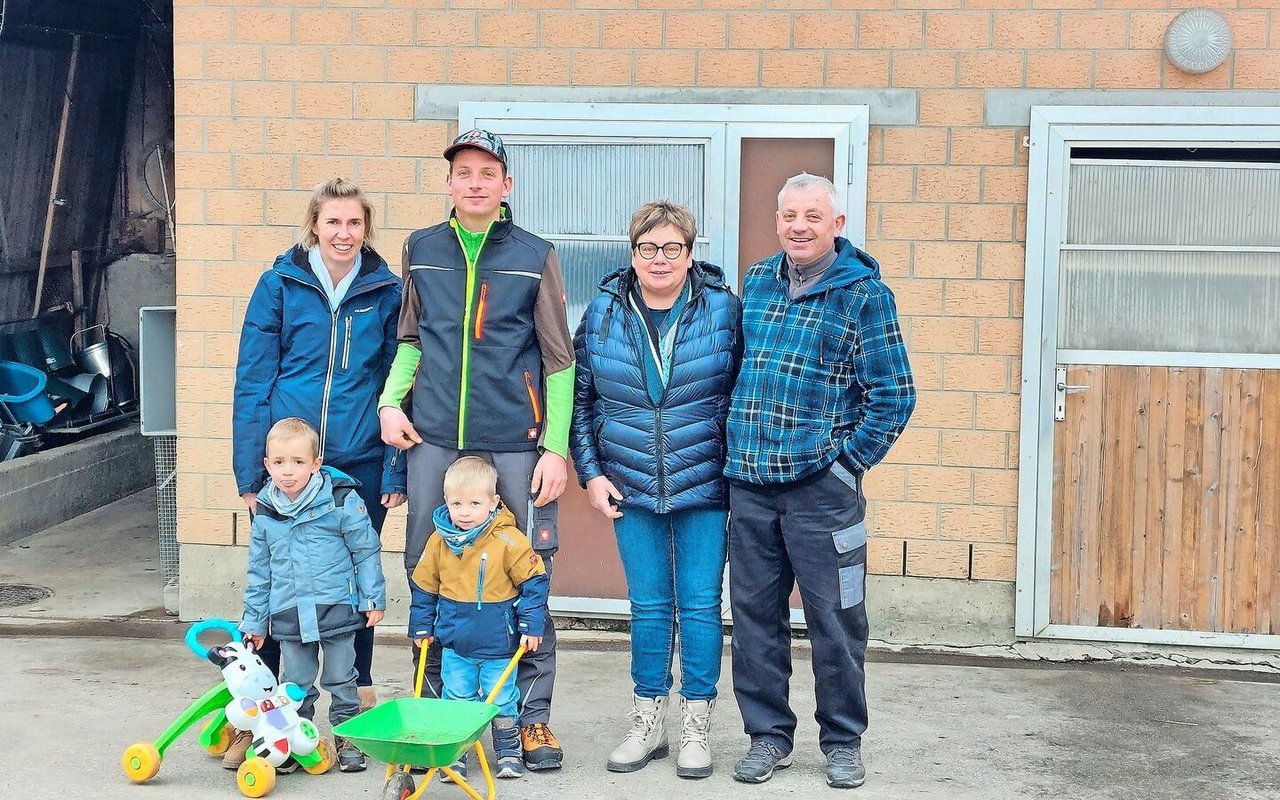 Die junge Familie um Stefanie und Philipp Weibel mit der abtretenden Generation Berta und Franz Weibel aus Schongau (v. l.). Die Hofübergabe vor zwei Jahren wurde früh geplant.