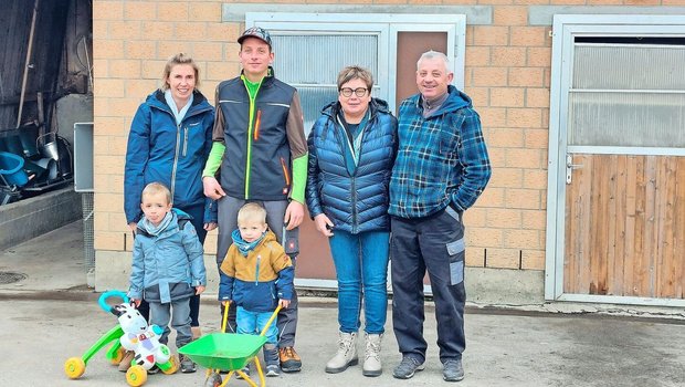 Die junge Familie um Stefanie und Philipp Weibel mit der abtretenden Generation Berta und Franz Weibel aus Schongau (v. l.). Die Hofübergabe vor zwei Jahren wurde früh geplant.