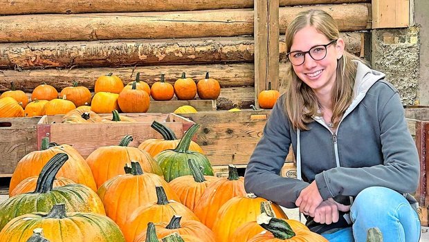 Sandra Reinhard, eine der beiden Betriebsleiterinnen des Iltishofs, inmitten von Kürbissen. 