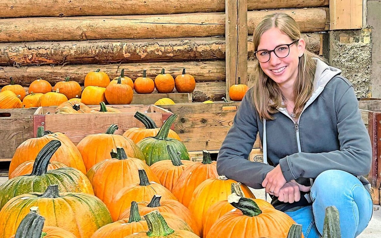 Sandra Reinhard, eine der beiden Betriebsleiterinnen des Iltishofs, inmitten von Kürbissen. 