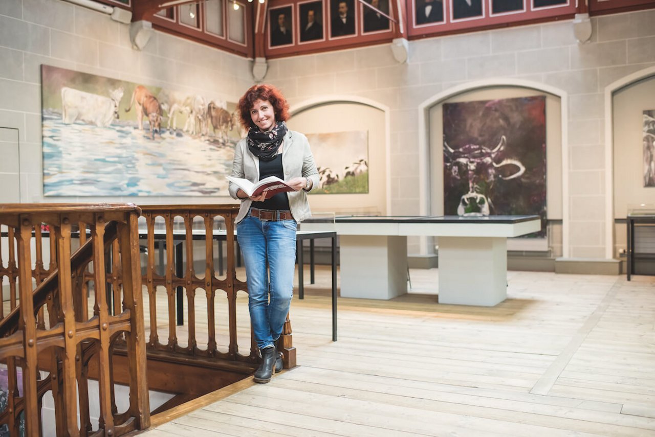 Doris Herger vor ihren Bildern im Historischen Museum Uri. (Foto: Boris Baldinger)