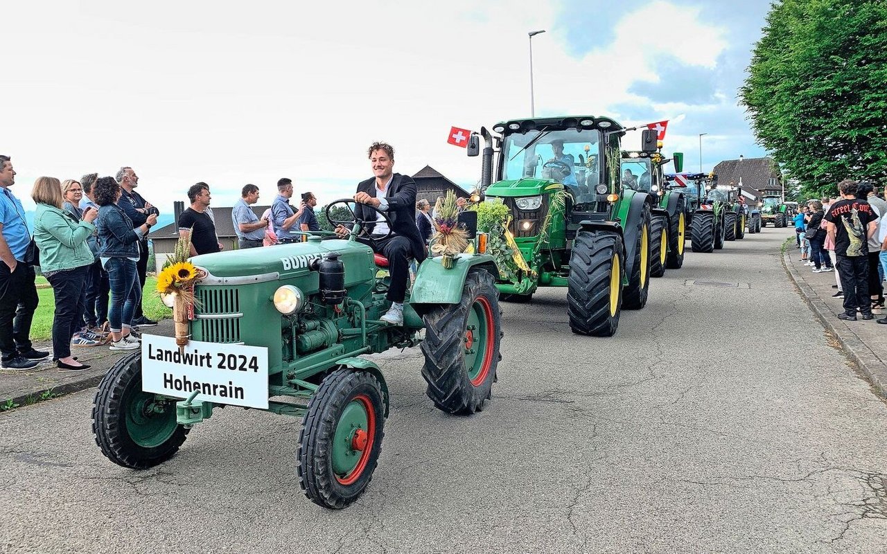 Stolzer Einzug der Junglandwirte am BBZN Hohenrain mit kleinen alten und grossen neuen Traktoren. 