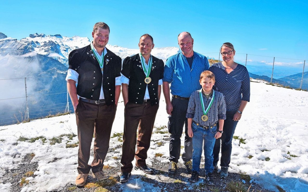 Beim Berner Hobelkäse AOP ging das Podest (v. l. n. r.) an: 2. Platz: Familie Röthlisberger; 1. Platz Adrian und Katharina Zeller; 3. Platz: Familie Wäfler. 