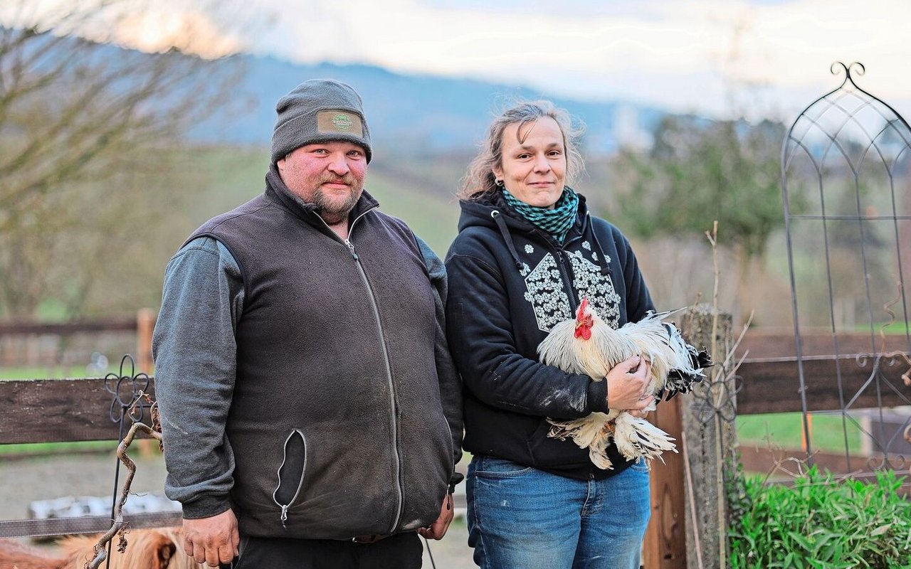 Christian Roth bewirtschaftet mit seiner Partnerin Pamela Knobel den Biohof Rhyguet in Diessenhofen. Seine Leidenschaft ist der Ackerbau, ihre die Tiere. In der Hand hält sie eine Zwerg-Cochine aus eigener Zucht.