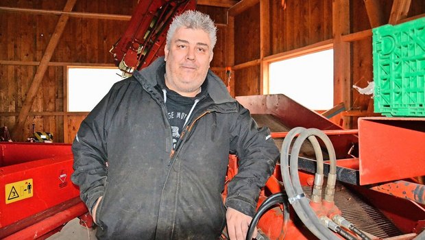 Nach jahrelangem Tüfteln ist Familie Bobst für Steckzwiebeln eingerichtet. So besitzen die Solothurner etwa eine Erntemaschine mit feiner Siebkette, um die kleinen Zwiebelchen zu bergen.