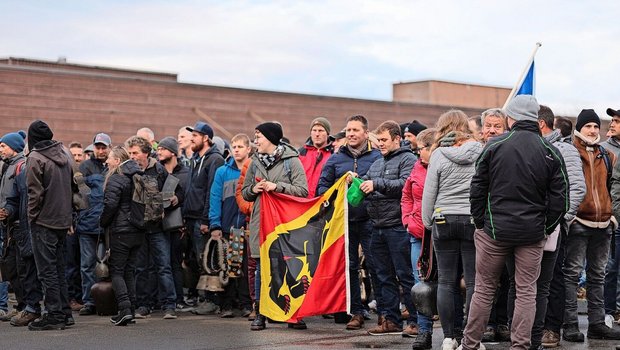 Der Aufmarsch der Demonstranten in Liebefeld. Mit Fahnen, Transparenten und Kuhglocken forderten sie weniger Bürokratie und mehr Stabilität. 