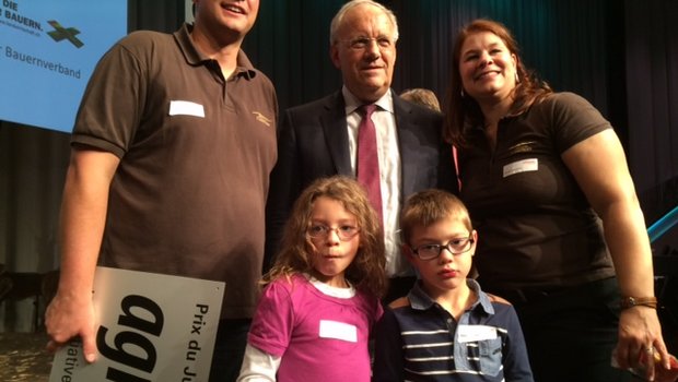 Die siegreiche Familie Courtois aus Versoix GE mit Bundesrat Schneider-Ammann. (Bilder Adrian Krebs)