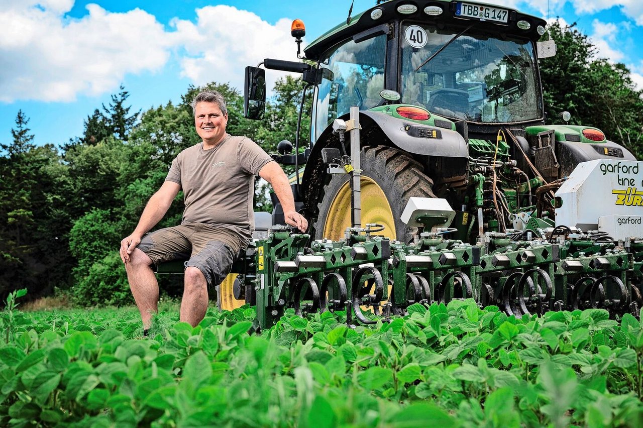 Statt des Pflugs setzt Biobauer Michael Grimm den Grubber auf maximal 6–8 cm Tiefe ein. 